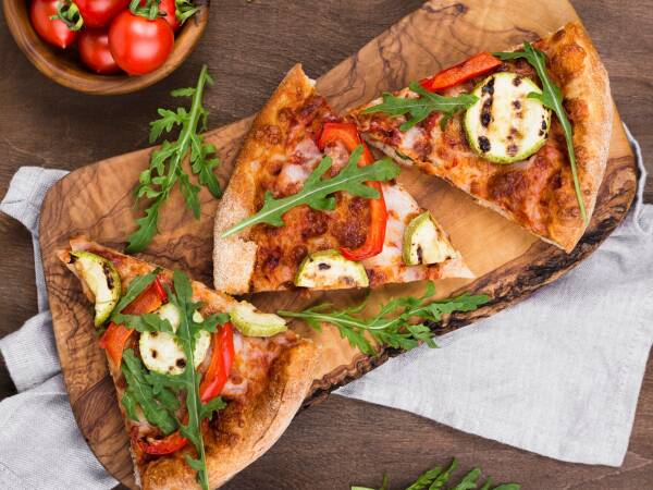 Miksi pinsa on yhä suositumpi pizzan ystävien keskuudessa?
