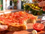 Artikkelit: Vältä pehmeää leipää: yksinkertaisia asiantuntijoiden vinkkejä pan con tomaten valmistukseen, jotta se pysyy rapeana ja maukkaana