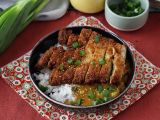 Resepti Panko-korppujauhoilla paneroitu munakoiso japanilaisittain katsu-curryllä, mutta kasvissyöjä.