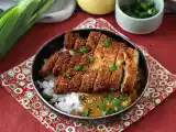 Resepti Panko-korppujauhoilla paneroitu munakoiso japanilaisittain katsu-curryllä, mutta kasvissyöjä.