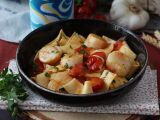 Resepti Kampasimpukoilla varustettu pasta, tyylikäs merenelävien ensimmäinen ruokalaji