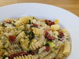 Resepti Pasta kesäkurpitsan ja aurinkokuivattujen tomaattien kanssa: nopea ja maukas ensimmäinen ruokalaji!