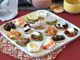 Resepti Blini-tarjotin täytteineen, täydellinen monipuolinen aperitiivi juhlakaudelle.