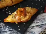 Resepti Pizzatyyliset venekääryleet tomaatti-, kinkku- ja mozzarellakastikkeella