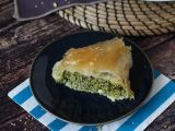 Resepti Spanakopita, superhelppo kreikkalainen piirakka pinaatilla ja fetajuustolla.