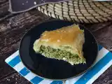 Resepti Spanakopita, superhelppo kreikkalainen piirakka pinaatilla ja fetajuustolla.