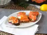 Resepti Tuoretta vuohenjuustoa ja savustettua lohta paahtoleivän päällä