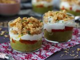 Resepti Kasvissyöjän verrines: hernekeittoa, parmesaanimurskaa ja mascarponekermaa.