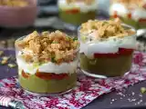 Resepti Kasvissyöjän verrines: hernekeittoa, parmesaanimurskaa ja mascarponekermaa.
