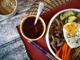 Resepti Mausteinen korealainen gochujang-kastike bibimbapille