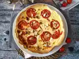 Resepti Kasvisruokaa tomaatti-feta-quiche, joka sopii täydellisesti piknikille!