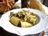 Resepti Pasta artisokkien ja pekonin kera, maukas ja helposti valmistettava ensimmäinen ruokalaji.