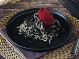 Resepti Mustat spagetit valkosipulin ja gulasin kera. pasta al nero di seppia