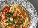 Resepti Spagetti katkarapujen ja kirsikkatomaattien kanssa, nopea resepti maukasta ensimmäistä ruokalajia varten.