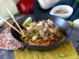 Resepti Yakisoba, vihannesten kanssa sekoitettuja nuudeleita.