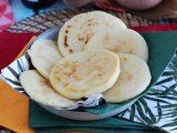 Resepti Venezuelalaisia arepoja, gluteenittomia sämpylöitä, jotka on valmistettu vain kolmesta ainesosasta.
