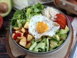 Resepti Kasvis buddha bowl - kauniisti tasapainoinen ja värikäs salaatti!