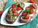 Resepti Tuorejuusto-pesto-kirsikkatomaattivoileivät
