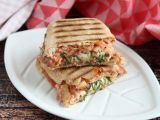 Resepti Lohta, mozzarella ja tilliä sisältävä panini