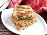 Resepti Lohta, mozzarella ja tilliä sisältävä panini