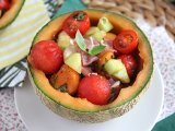 Resepti Melonisalaatti melonin päällä