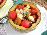 Resepti Melonisalaatti melonin päällä