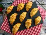 Resepti Leivonnaiscroissantit kinkun ja tuorejuuston kera