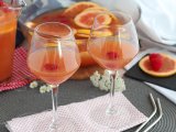 Resepti Vaaleanpunainen sangria roséviinillä
