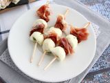 Resepti Mozzarellapalloja, suolakinkkua ja aurinkokuivattuja tomaatteja sisältävät aperitiivivartaat.