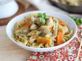 Resepti Chow mein (chao men), kiinalaisia nuudeleita kanan ja vihannesten kera.