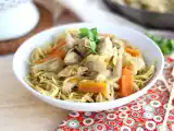 Resepti Chow mein (chao men), kiinalaisia nuudeleita kanan ja vihannesten kera.