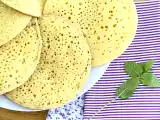 Resepti Baghrirs, marokkolaisia pannukakkuja, joissa on tuhat reikää.