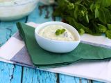 Resepti Tzatziki, kreikkalainen kurkku- ja jogurttikastike.