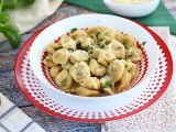Resepti Tortellinit parmesaanin, kinkun ja basilikan kera