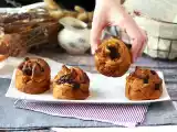 Resepti Cruffins, croissantin ja muffinssin yhdistelmä, jossa on vaniljakastiketta ja suklaata.