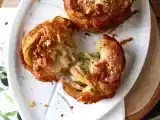 Resepti Cruffins, croissantin ja muffinssin yhdistelmä, tässä tapauksessa parmesaanilla ja mozzarellalla suolattuna.