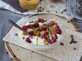 Resepti Skyr-kulho punaisilla hedelmillä, maapähkinävoilla ja suklaalla