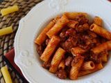 Resepti Pasta makkarakastikkeella: yksinkertainen ruokalaji, jossa on voimakas maku