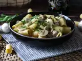 Resepti Kermaista pastaa sienien ja makkaran kanssa