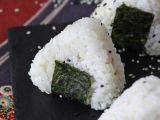 Resepti Tonnikala onigiri, pieni japanilainen kolmionmuotoinen riisivoileipä - おにぎり