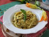 Resepti Pasta kesäkurpitsankukkien, ricotan ja pistaasipähkinöiden kera