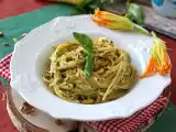 Resepti Pasta kesäkurpitsankukkien, ricotan ja pistaasipähkinöiden kera