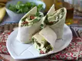 Resepti Välimerellinen wrap täytetty hummuksella, rucolalla, paprikoilla ja fetalla.