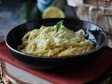Resepti Kermaista pastaa kesäkurpitsan ja kreikkalaisen jogurtin kera