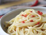 Resepti Spaghetti aglio, olio e peperoncino: italialaisen perinteen viime hetken ruokalaji
