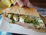 Resepti Gourmet italialainen voileipä, jossa on mortadellaa ja burrata-juustoa