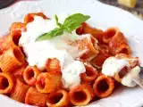 Resepti Pasta stracciatellan ja kermaisen tomaatin kanssa: ensimmäinen kurssi valmis 10 minuutissa.