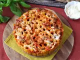Resepti Uunissa paistettu rigatoni-timballo, jossa on makkaraa, besciamellaa ja mozzarellaa