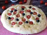 Resepti Paksu ja pehmeä focaccia, jossa on kirsikkatomaatteja, oliiveja ja oreganoa