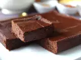 Resepti Proteiinibrownie, jossa on suklaata ja punaisia papuja